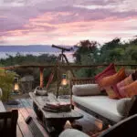 Puesta de sol y zona de descanso en cubierta
