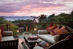 Puesta de sol y zona de descanso en cubierta