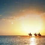 Disfrute de la belleza de la isla durante un paseo a caballo por la playa. 