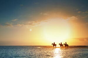 Disfrute de la belleza de la isla durante un paseo a caballo por la playa. 