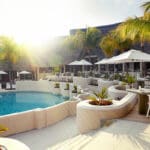 El siguiente destino en su itinerario es Mauricio. Relájese en la piscina con un cóctel en la mano y disfrute del sol veraniego. 