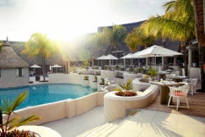 El siguiente destino en su itinerario es Mauricio. Relájese en la piscina con un cóctel en la mano y disfrute del sol veraniego. 