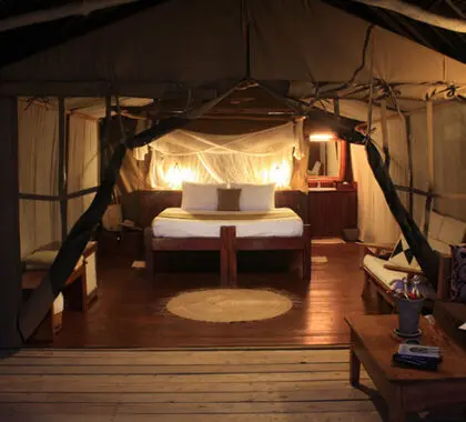 Las lujosas estructuras estilo campamento expresan el romanticismo de un safari africano.