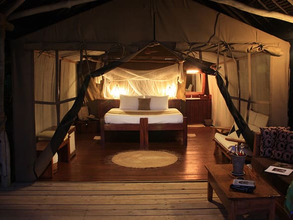 Las lujosas estructuras estilo campamento expresan el romanticismo de un safari africano.