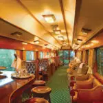 Champán y canapés señalan la llegada de la noche a bordo del inigualable Rovos Rail.