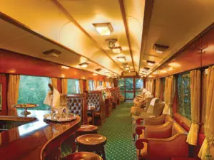 Champán y canapés señalan la llegada de la noche a bordo del inigualable Rovos Rail.
