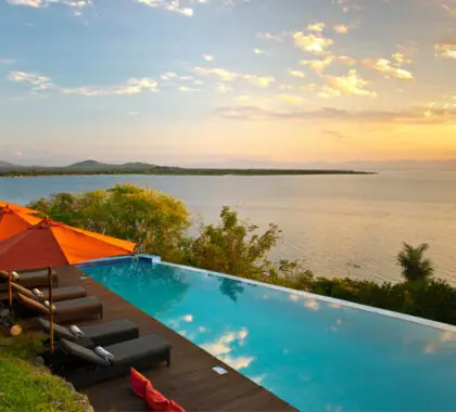 Disfrute de una clásica puesta de sol africana desde la comodidad de la terraza de la piscina de Pumulani.