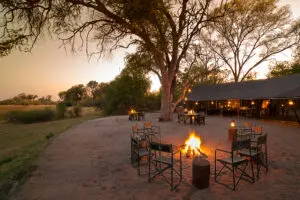 A cosy boma dinner. 