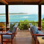 Saboree un cóctel o disfrute de una comida ligera recién preparada en el salón o en la terraza mientras contempla las vistas.