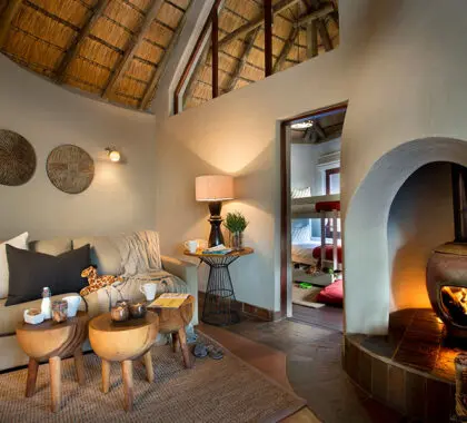 Sala de estar de la suite familiar del Madikwe Safari Lodge.