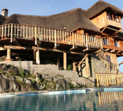 The multi-tiered main lodge has a range of viewpoints and a large swimming pool overlooking the mountains.
