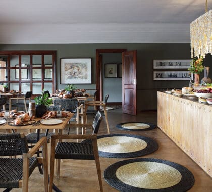 Interiores elegantes en la zona de comedor. 