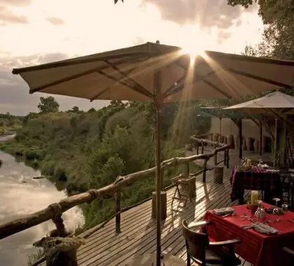 Increíbles puestas de sol se pueden ver desde la cubierta mientras disfruta de su cena