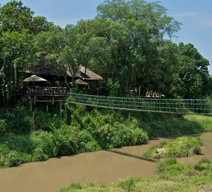La pasarela de Mara Intrepids ofrece hermosas vistas del río y el paisaje circundante.