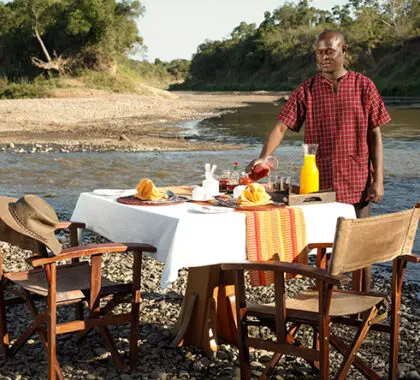 Ya sea una cena bajo las estrellas o un desayuno junto al río, cada comida en Ngenche es un acontecimiento.