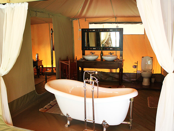 Each of the luxurious six tents has its own en suite bathroom with bathtub & outdoor safari shower.

