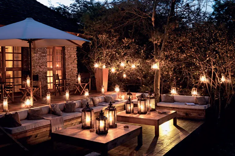 Guest areas during dinner. 