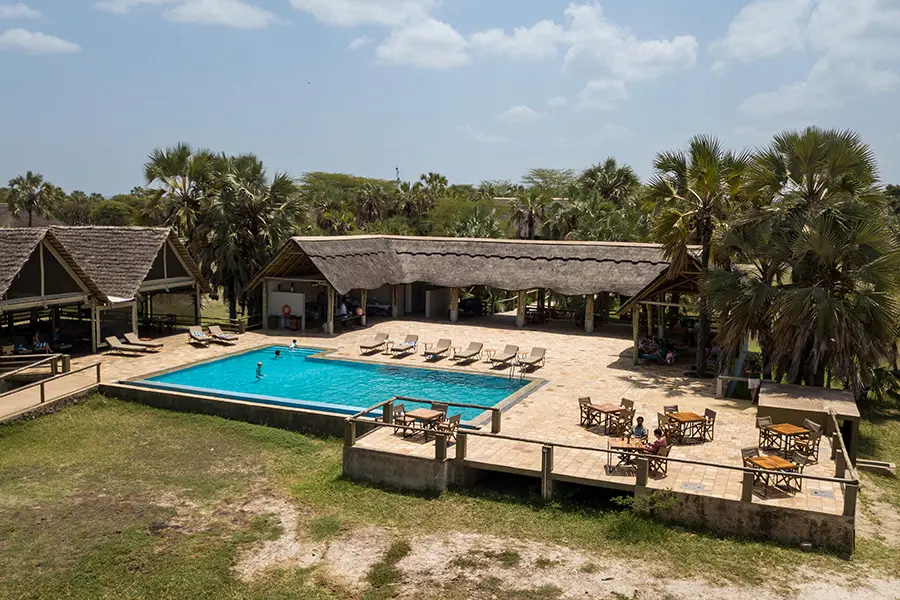 Maramboi Tented Lodge's expansive pool and dining deck.