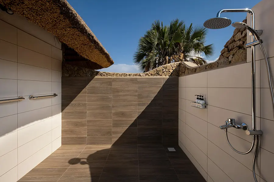 maramboi-tented-lodge-outdoor-shower