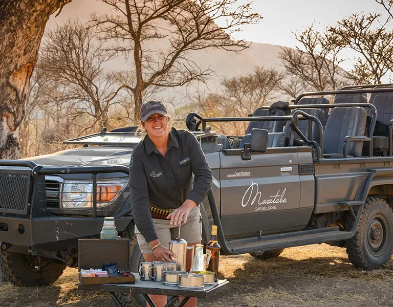 Disfrute de una bebida caliente durante la parada para tomar café en su safari matutino.