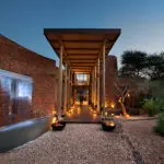 La impresionante entrada del albergue. 