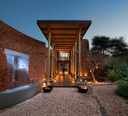La impresionante entrada del albergue. 