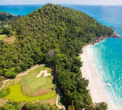 Dé el primer golpe en un campo de golf de 18 hoyos de categoría mundial.