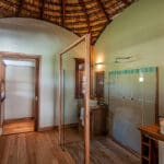 Los cuartos de baño son amplios y modernos, con bañera independiente, ducha de efecto lluvia y aseo separado.