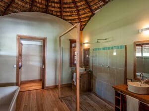 Los cuartos de baño son amplios y modernos, con bañera independiente, ducha de efecto lluvia y aseo separado.