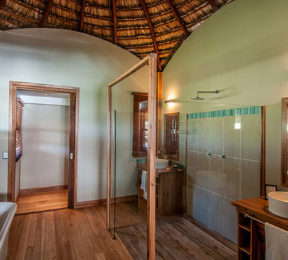 Massinga Beach Lodge. bathroom