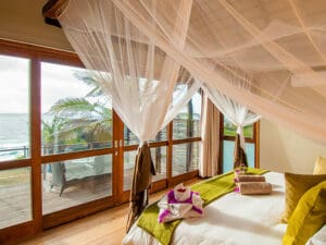 Las 18 habitaciones y chalés del Massinga Beach Lodge gozan de vistas de 180 grados al océano Índico.