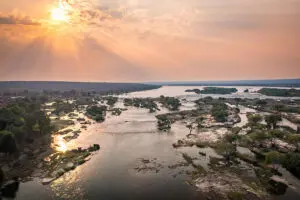 Situé sur les rives du puissant fleuve Zambèze, l'hôtel Matetsi Victoria Falls se trouve à proximité des chutes Victoria.
