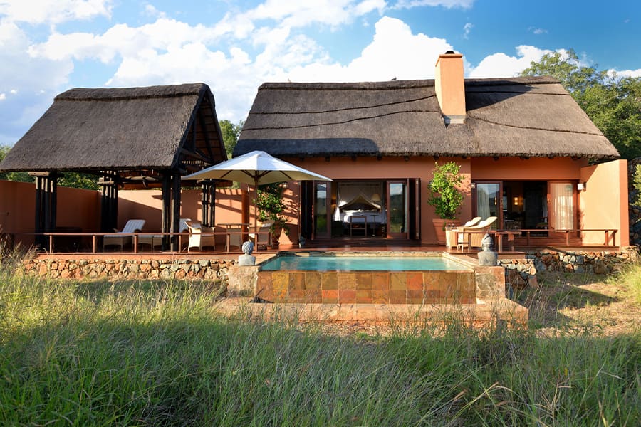 Exterior de la suite del lodge de safari Mateya