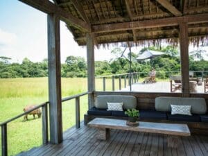 El campamento cuenta con un salón al aire libre y una amplia terraza, que le permitirán disfrutar de la caza al paso.