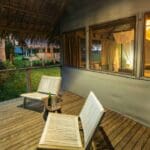 Las cómodas casitas ofrecen un espacio acogedor y privado para relajarse y escuchar las melodías nocturnas del bosque.