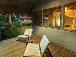 Las cómodas casitas ofrecen un espacio acogedor y privado para relajarse y escuchar las melodías nocturnas del bosque.