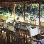 Disfrute de un almuerzo ligero en el restaurante abierto del campamento.