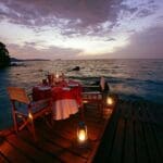 Disfrute de una cena romántica al borde del agua.