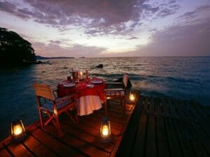 Disfrute de una cena romántica al borde del agua.