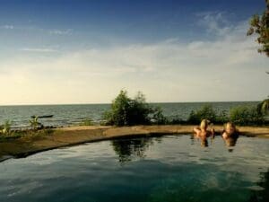 Dese un chapuzón en la piscina mientras disfruta de las vistas del magnífico lago Victoria.