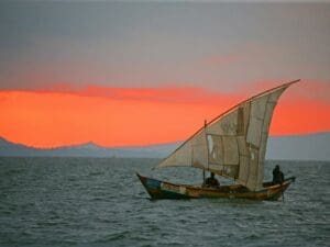 Brinde por la puesta de sol a bordo de un tradicional velero Dhow.