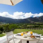 Disfrute del desayuno con vistas a las montañas circundantes.