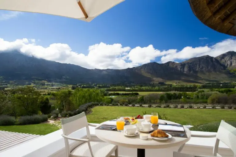 Enjoy breakfast with a view of the surrounding mountains.