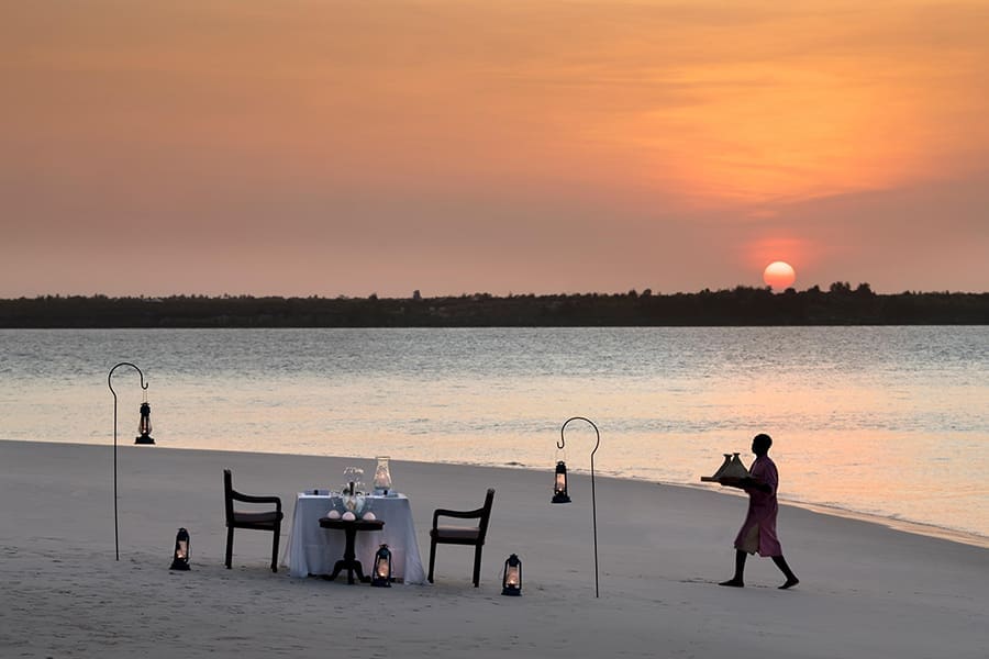 Una cena privada de ensueño en la playa es la forma perfecta de celebrar una ocasión especial o un hito.