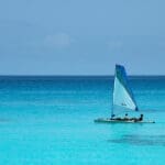 Disfrute de una gran variedad de actividades acuáticas, como vela, kayak, snorkel y submarinismo. 