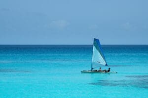 Disfrute de una gran variedad de actividades acuáticas, como vela, kayak, snorkel y submarinismo. 