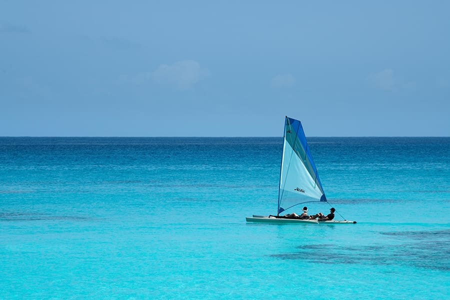 Disfrute de una gran variedad de actividades acuáticas, como vela, kayak, snorkel y submarinismo. 
