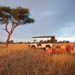 A última hora de la tarde en un safari móvil por África Oriental, tiempo para tomar una copa al atardecer.