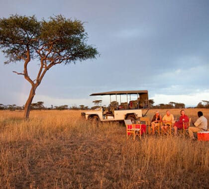 A última hora de la tarde en un safari móvil por África Oriental, tiempo para tomar una copa al atardecer.
