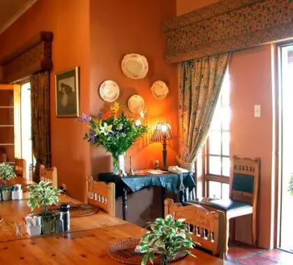 Disfrute del estilo y la decoración clásicos de Karoo en Mooiplaas.